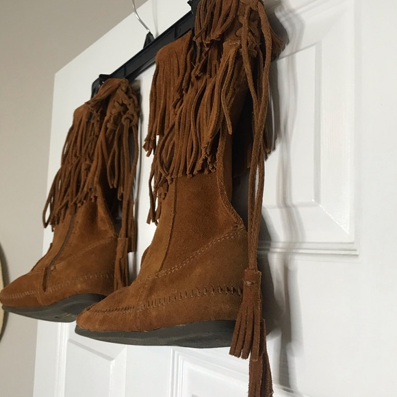 “BoHo vibes” Minnetonka leather fringe mocc boots! - Picture 2 of 8